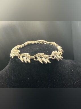 Napier Stamped Vintage Leaf Chain Bracelet Floral Silver Tone Linked